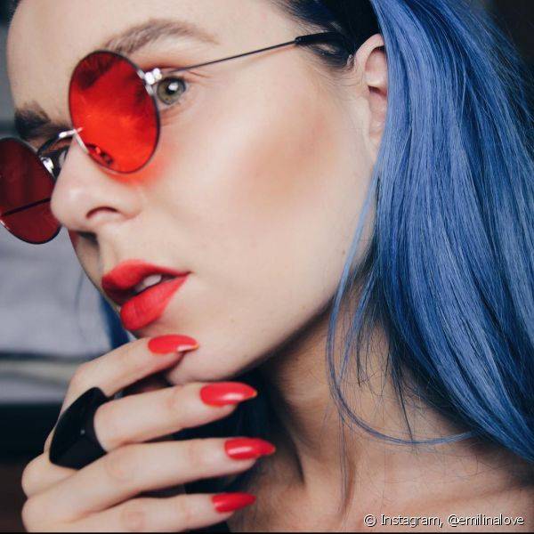 O red lips ? ideal para trazer mais glamour e toque fashion ? produ??o da maquiagem com ?culos (Foto: Instagram @emilinalove)